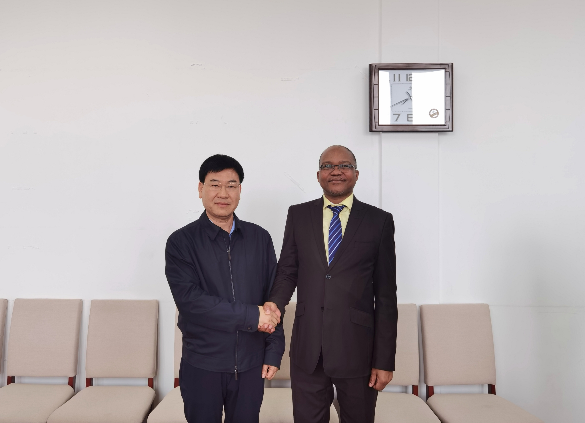 刘晓峰参赞会见玻国家公路管理局局长法尔凡