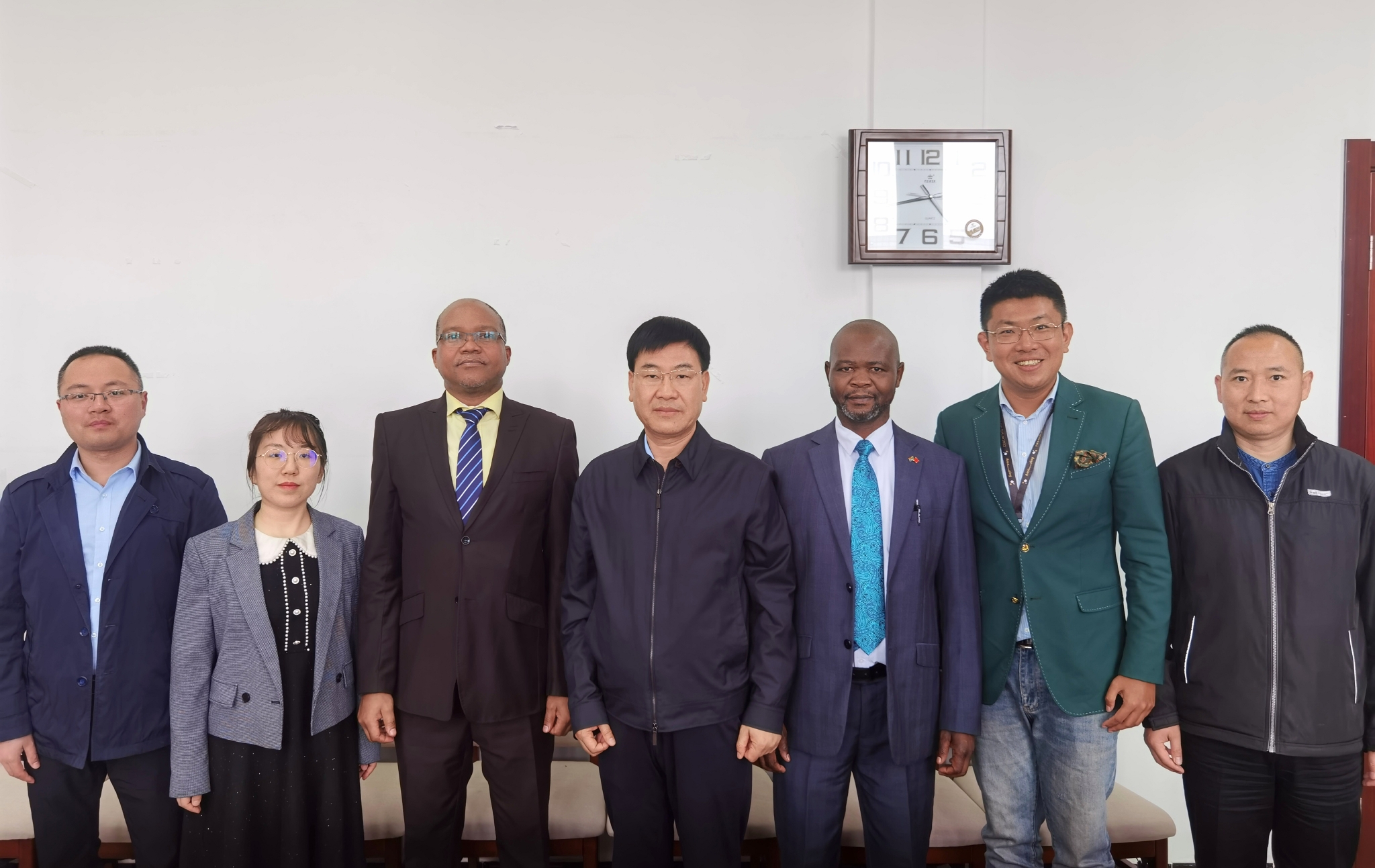 刘晓峰参赞会见玻国家公路管理局局长法尔凡