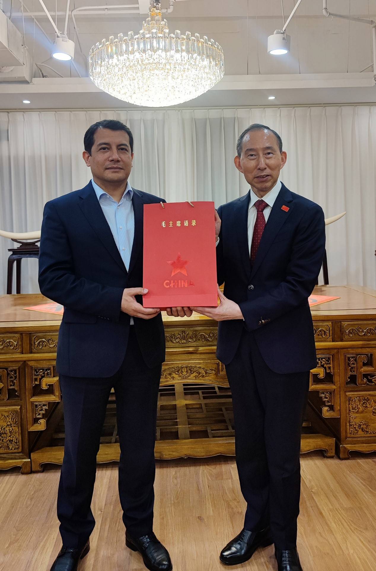 福建省省长赵龙会见乌兹别克斯坦纳沃伊州州长图尔苏诺夫