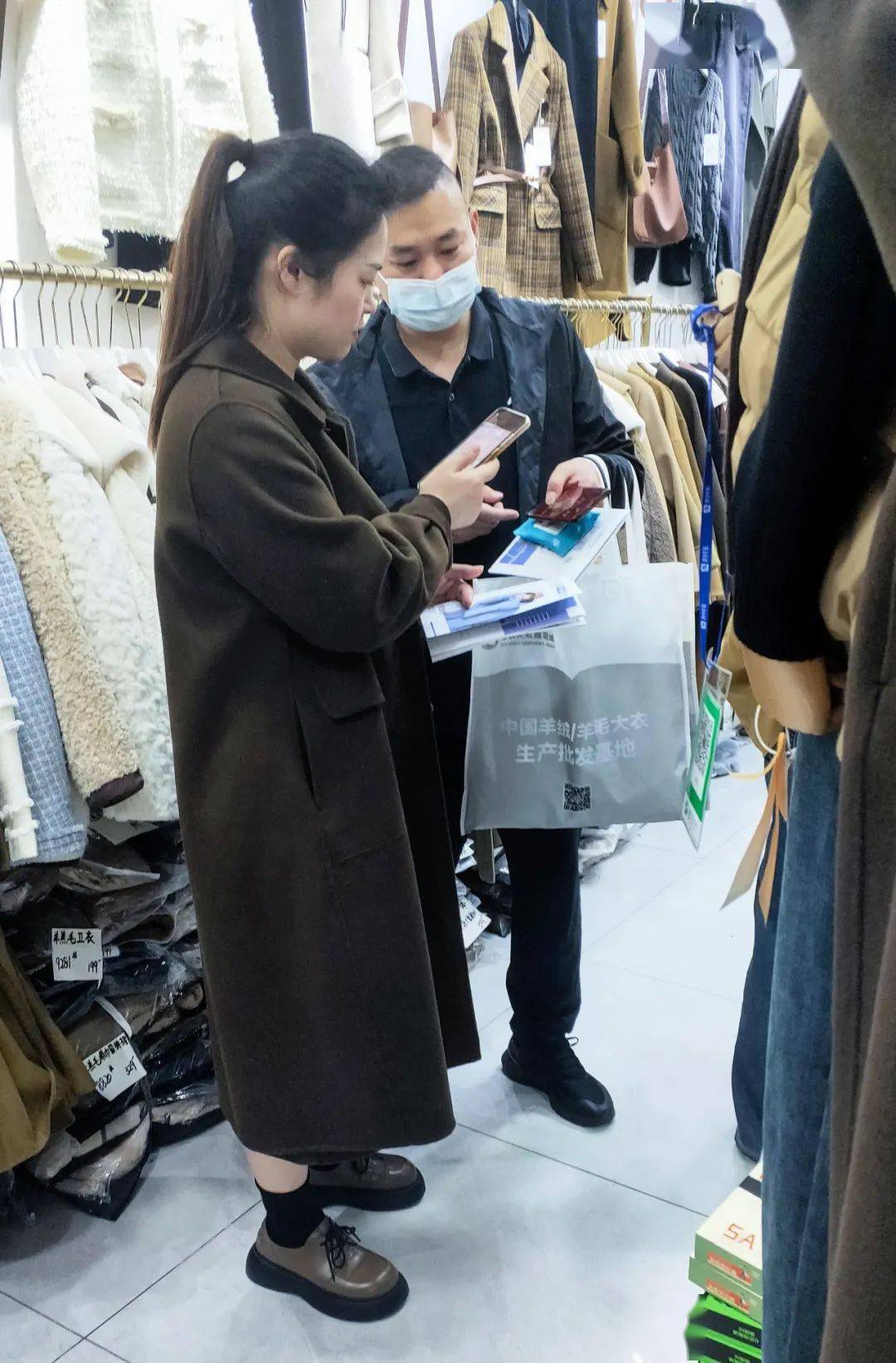 唐中东大使出席使馆向毛妇女赋能培训中心捐赠缝纫机交接仪式