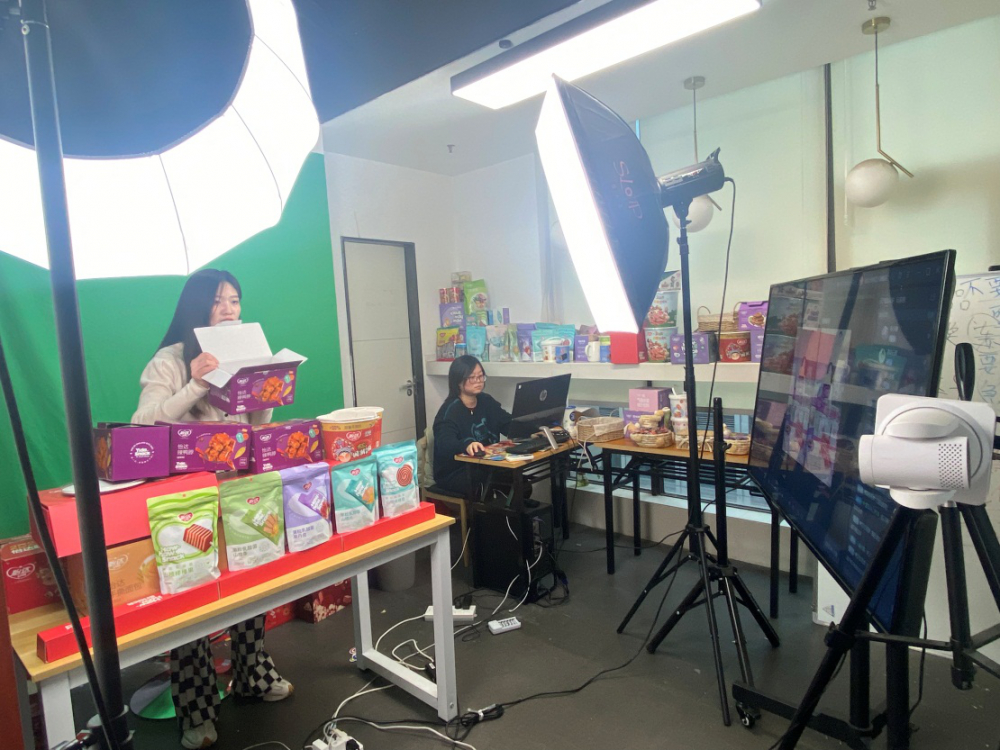 唐中东大使出席使馆向毛妇女赋能培训中心捐赠缝纫机交接仪式