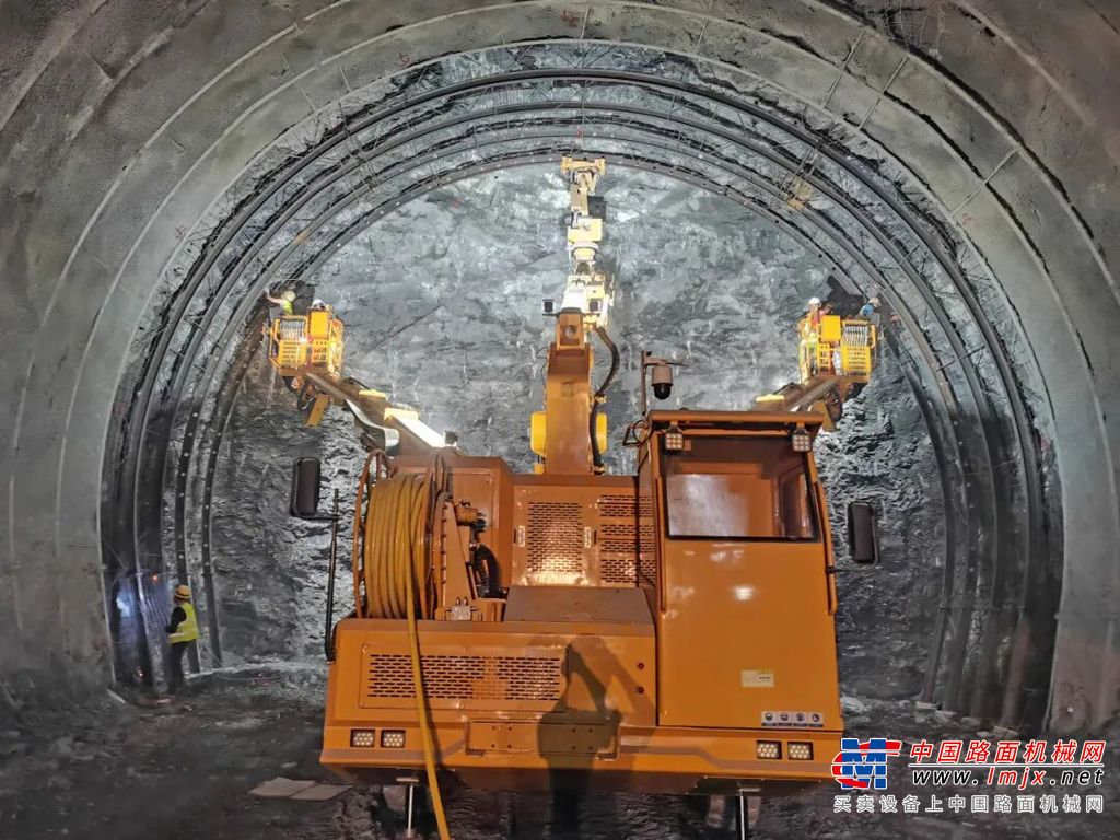 铁建重工获得发明专利授权:“一种低净空岩层钻井施工装置及其方法”